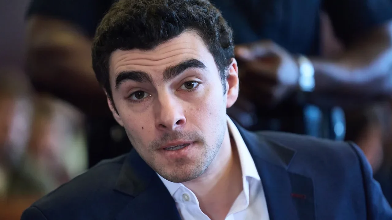 Luigi Mangione fala em protesto enquanto juiz define julgamento estadual de assassinato para 8 de junho