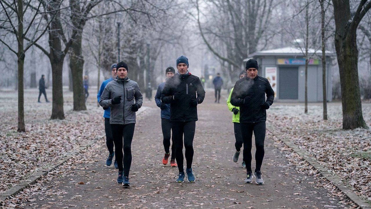 Faz bem correr no frio? Especialistas explicam
