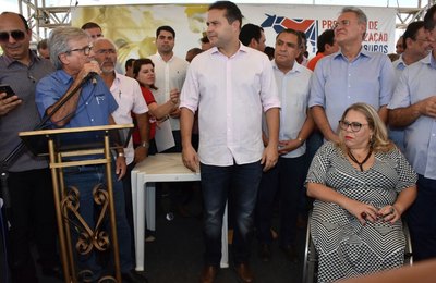 Renan Filho visita obras de novo Batalhão e lança Força Tarefa em Delmiro Gouveia