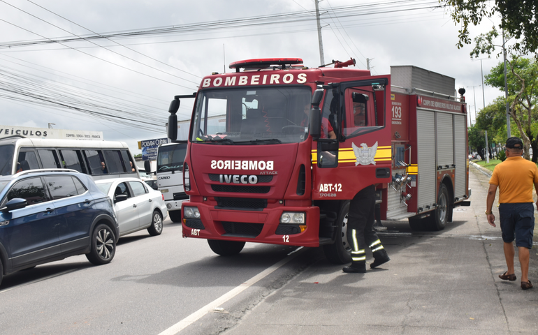 Corpo de Bombeiros socorre vítima após colisão entre carro e motocicleta na Pajuçara