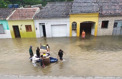 Chuvas mantém mais de mil pessoas desalojadas em Penedo