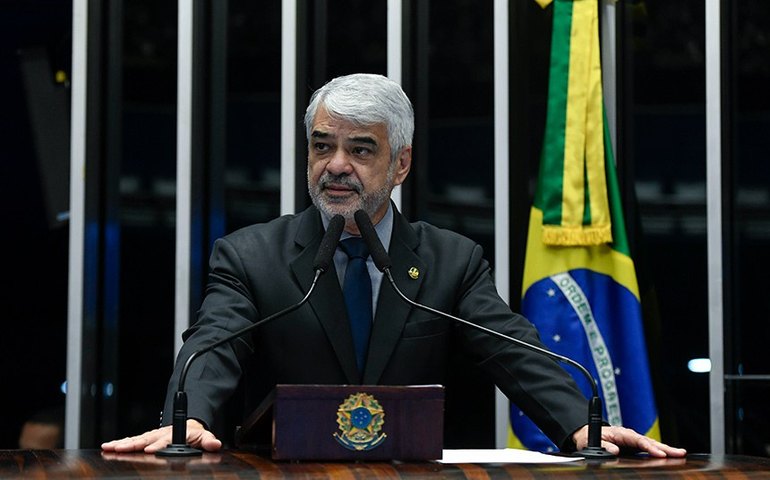 Projeto cria programa nacional de vacinação em escolas públicas