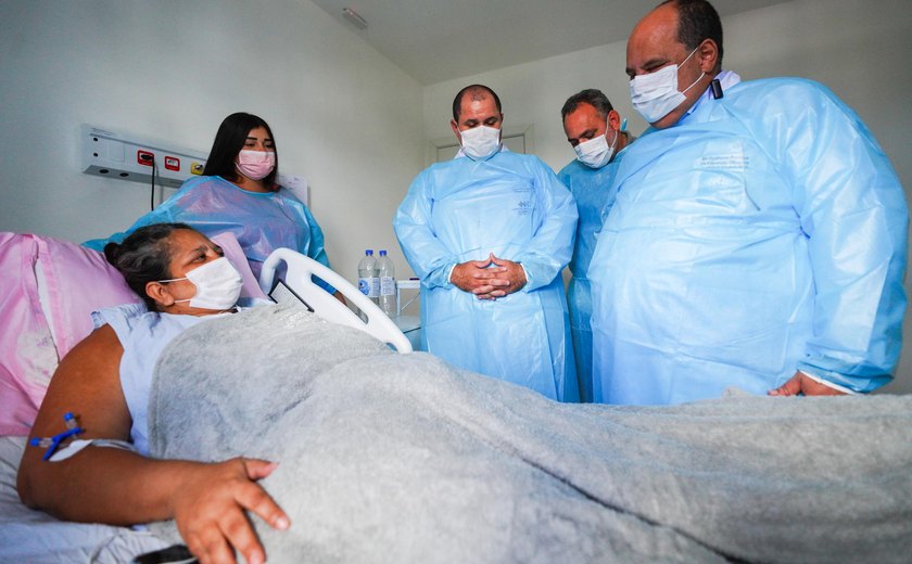 Secretário de Saúde visita primeira transplantada de coração da rede pública de Alagoas