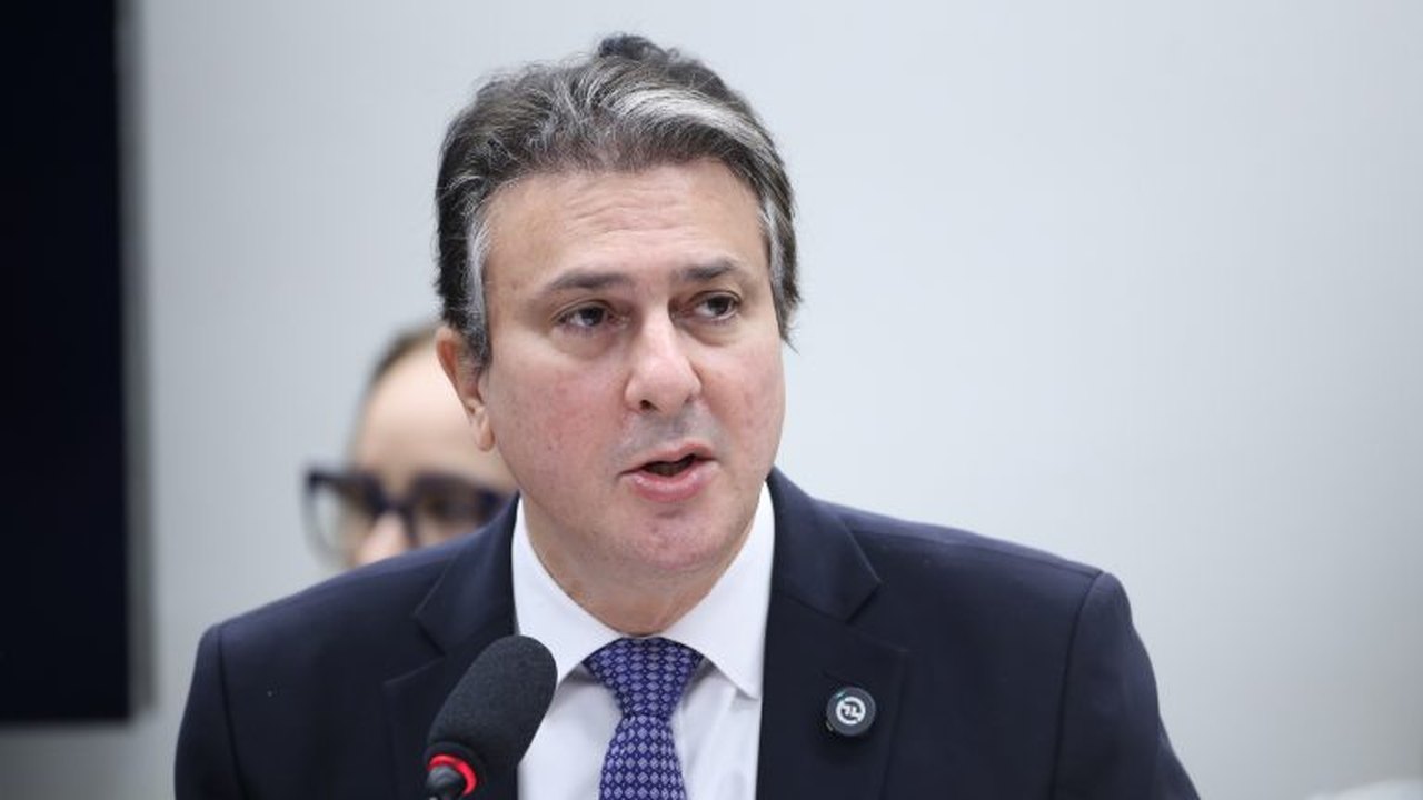 Lula exonera Camilo Santana do MEC e nomeia Leonardo Barchini como novo ministro