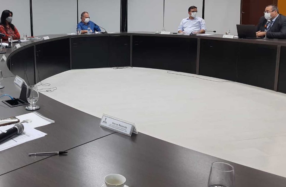 comite em reunião