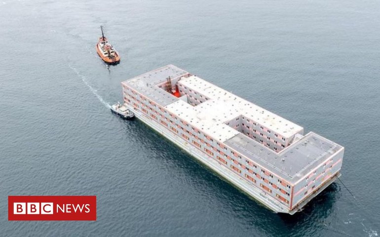 'Bibby Estocolmo', prisão flutuante em que o Reino Unido quer abrigar migrantes ilegais, chega ao porto