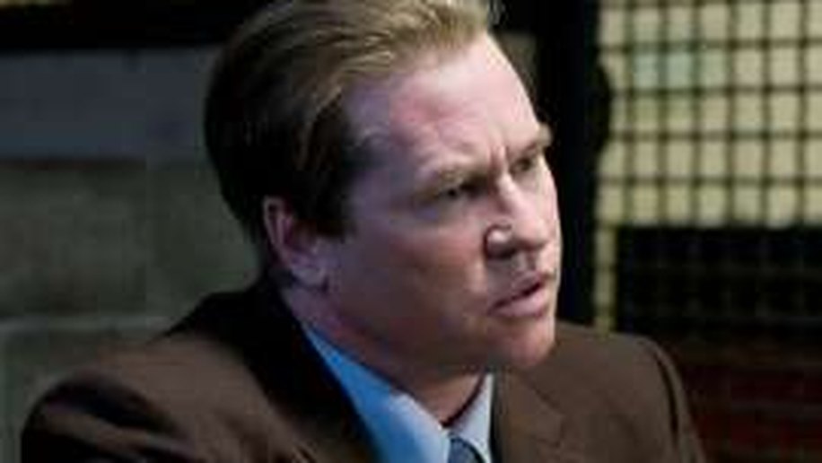 Val Kilmer reaparece após rumores de câncer e mostra dificuldade para falar