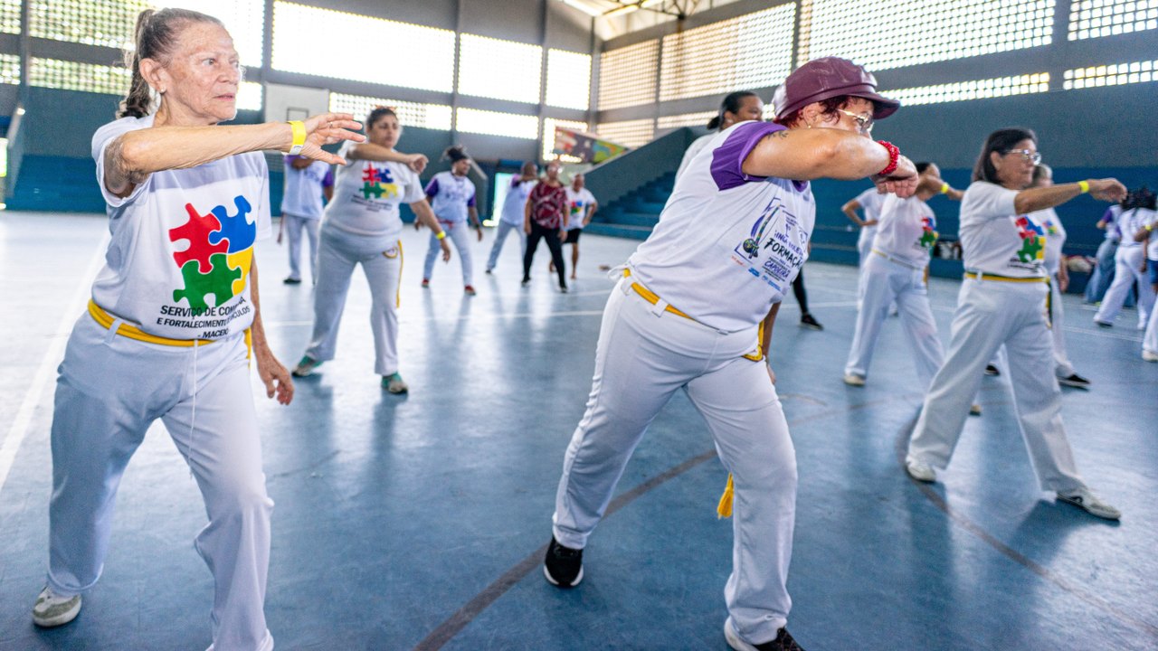 Pessoas idosas do Serviço de Convivência participam de aulão de capoeira