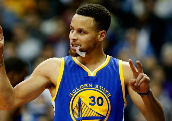Em Los Angeles, Curry brilha e Warriors batem Lakers no jogo de estreia na NBA