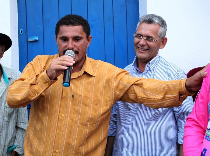 Prefeito de Ibateguara entrega casa popular e faz a alegria de morador