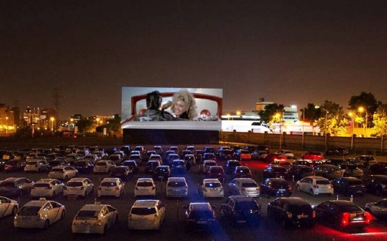 Drive-in: agenda da semana tem cinema e shows de Péricles e Maneva