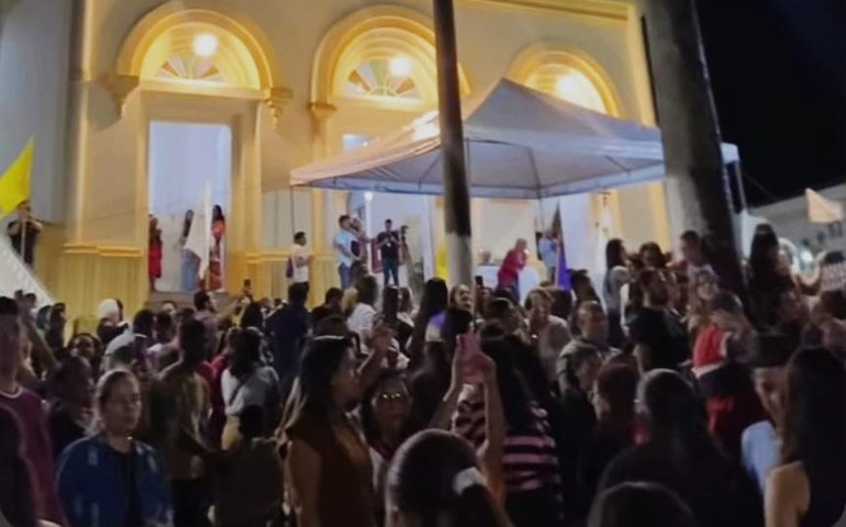 Multidão acompanha procissão de Corpus Christi em Palmeira dos Índios com fé e emoção