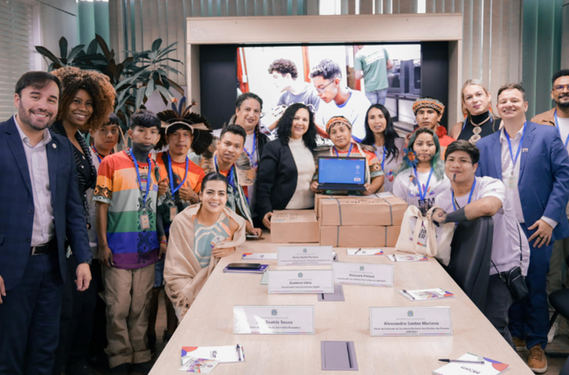 Ministério das Comunicações entrega cadernos ao Coletivo Juventude Indígena da Diversidade