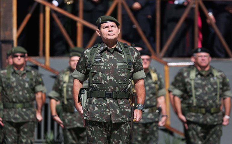 General fala em possibilidade de intervenção e é criticado por Forças Armadas