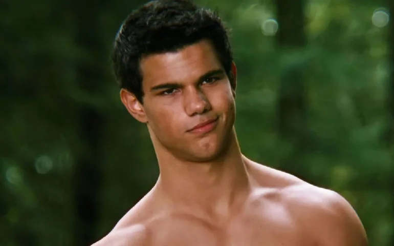 Taylor Lautner anuncia gravidez da esposa e amigos fazem memes sobre nome do bebê