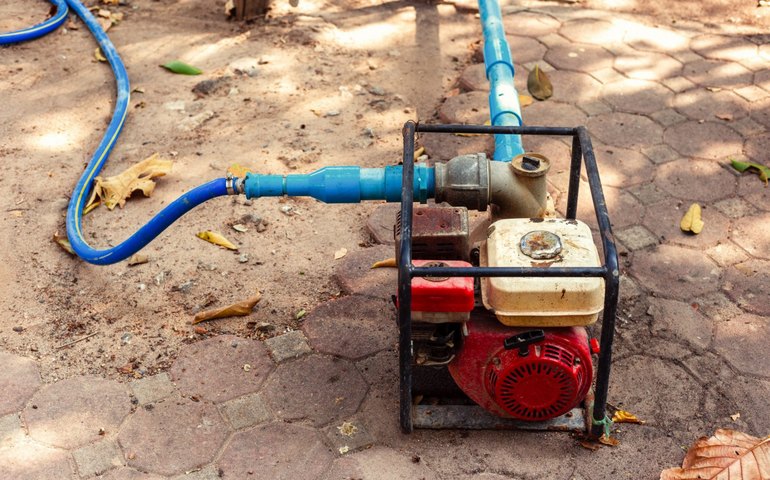 Casal troca conjunto motobomba para manter garantia operacional em Satuba