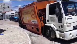 caminhão cai em buraco