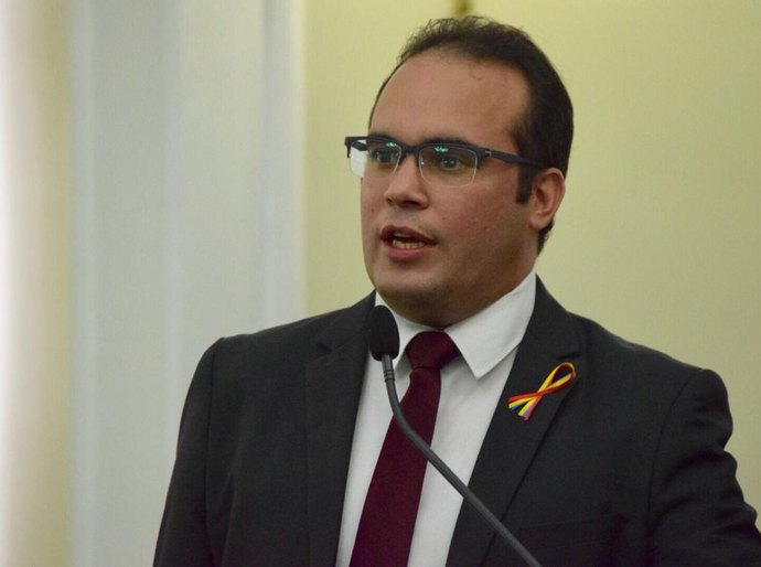 Davi Maia cobra divulgação de relatório da CPRM sobre rachaduras no Pinheiro