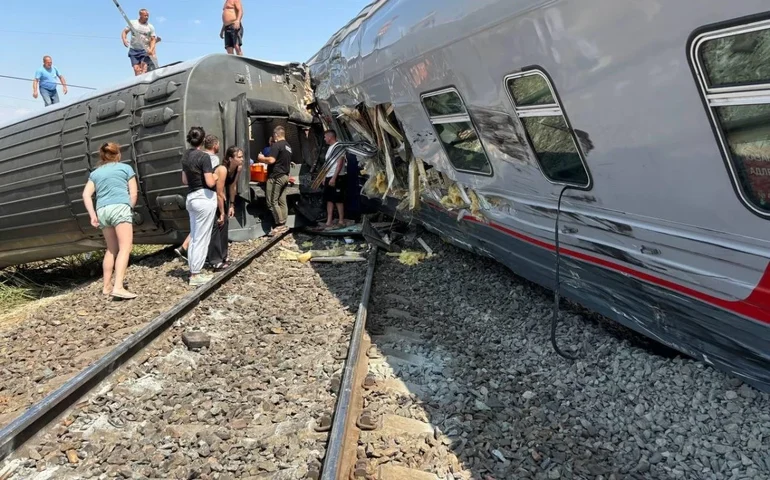 Mais de cem feridos na Rússia após colisão entre trem e caminhão; vídeo
