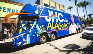 Decisão da Justiça permitiu a continuidade da circulação do Busão da Mudança durante a pré-campanha de JHC. - Foto: Assessoria