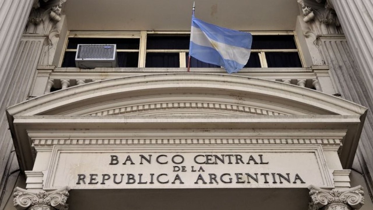 BC da Argentina eleva taxa básica de juros em 600 pontos-base, para 97% ao ano