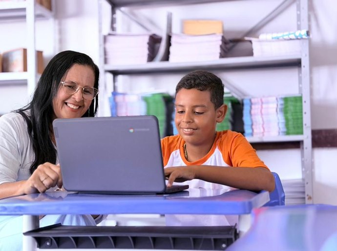 Tecnologia em favor da educação: Lagoa da Canoa inicia entrega de 530 chromebooks para estudantes da rede municipal