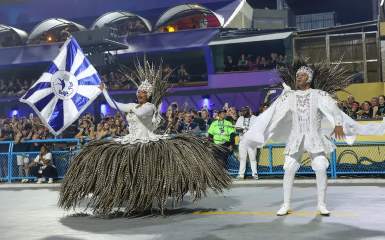 Despedida de Neguinho da Beija-Flor e desfile da escola emocionam Sapucaí