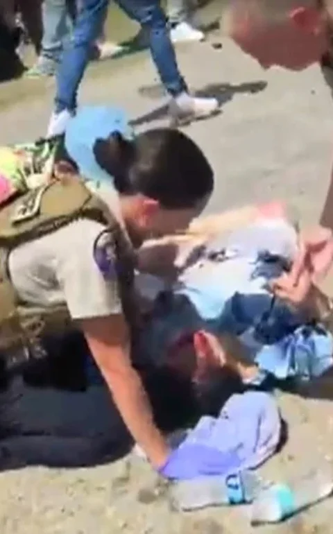 Motorista é preso após atropelar multidão em desfile na Louisiana, ferindo várias pessoas