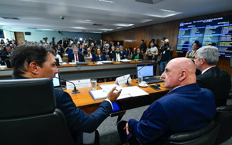 Oposição pede prisão de GDias; para governistas, general cumpriu seu dever