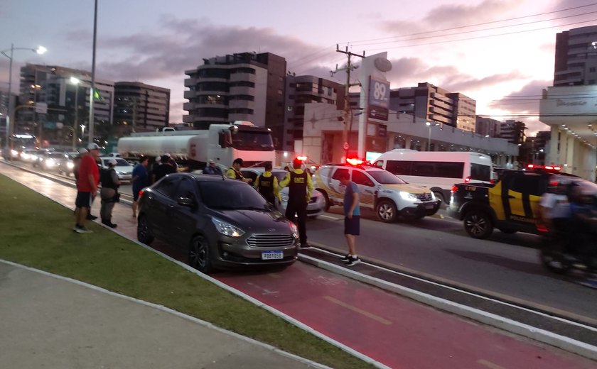 Carro invade ciclovia e atropela ciclista na praia da Jatiúca