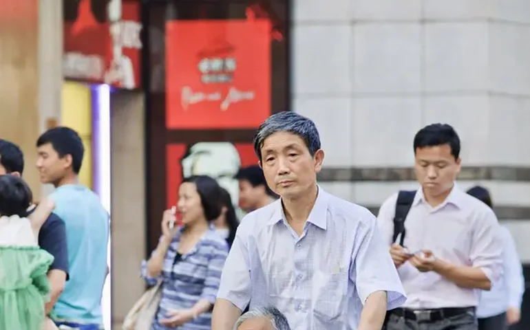 Cadeira para subir escadas, braço robótico e chip na comida: na China, idosos usam tecnologia para atividades do dia a dia