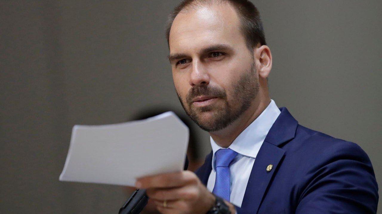 Para Lula, Eduardo Bolsonaro não pode exercer mandato dos EUA e deve ser cassado
