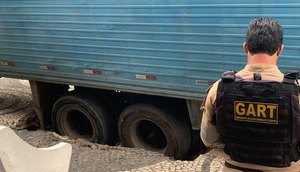 Motorista embriagado erra caminho e afunda carreta no calçadão do Centro de Aracaju