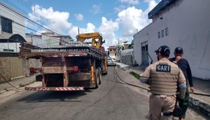 Caminhão derruba fiação elétrica e cobertura de academia na Zona Norte de Aracaju / Foto: Foto: SMTT/Aracaju