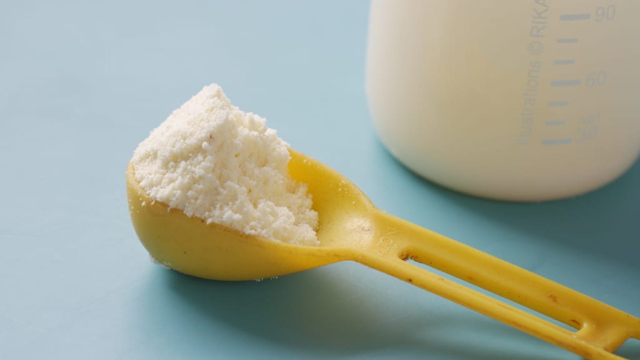 Leite de caixinha, garrafa ou em pó? Nutricionista explica se há um mais saudável