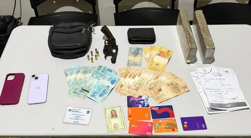 Duas mulheres foram encontradas com diversos cartões, arma e drogas. Foto: Reprodução/Cortesia.