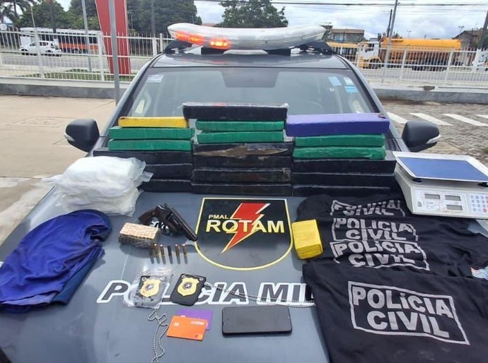 Operação da PM apreende mais de 26 kg de drogas e fardamentos falsos em Satuba