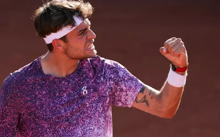 Tenista italiano Cobolli vence compatriota e avança em Roland Garros