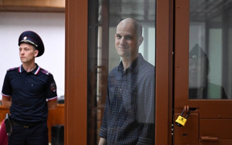 Rússia liberta repórter americano Evan Gershkovich e ex-fuzileiro naval em troca de prisioneiros, diz agência