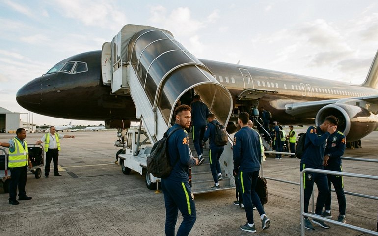 Seleção embarca com atraso em avião de luxo já usado pelos Rolling Stones rumo aos EUA