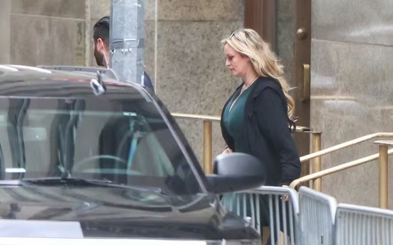 Stormy Daniels: Ex-atriz pornô bate boca com advogada de Trump, que tenta desacreditar seu depoimento em julgamento histórico