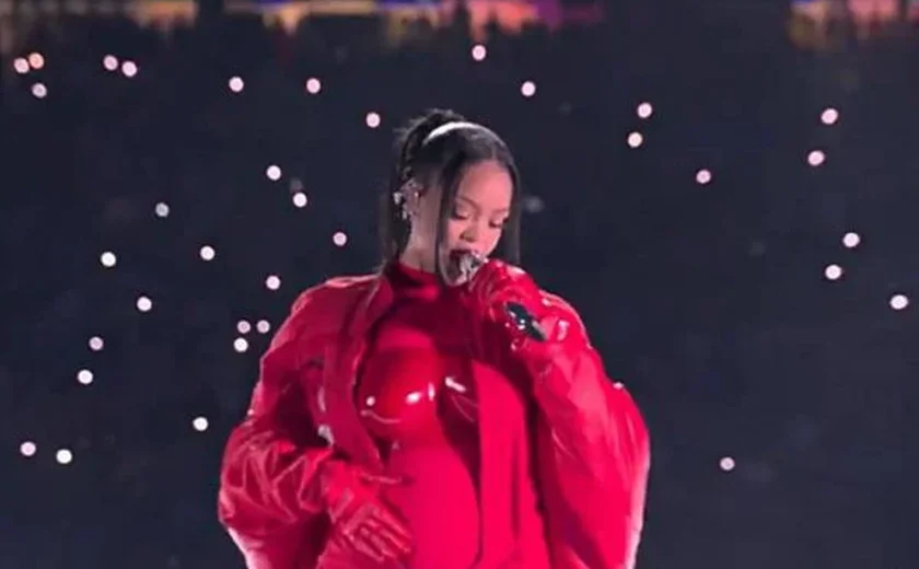 Rihanna comemora show no Super Bowl pulando e cantando com amigas