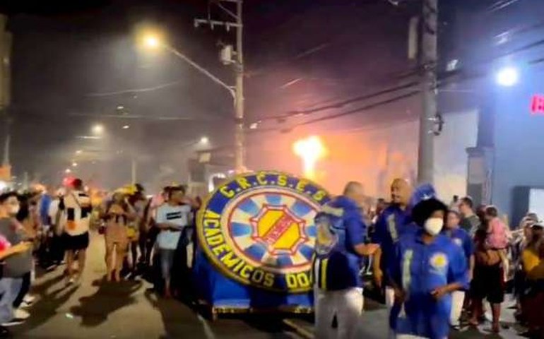 Sem desfile oficial, escolas de samba de SP fazem carnaval nas quadras e ruas