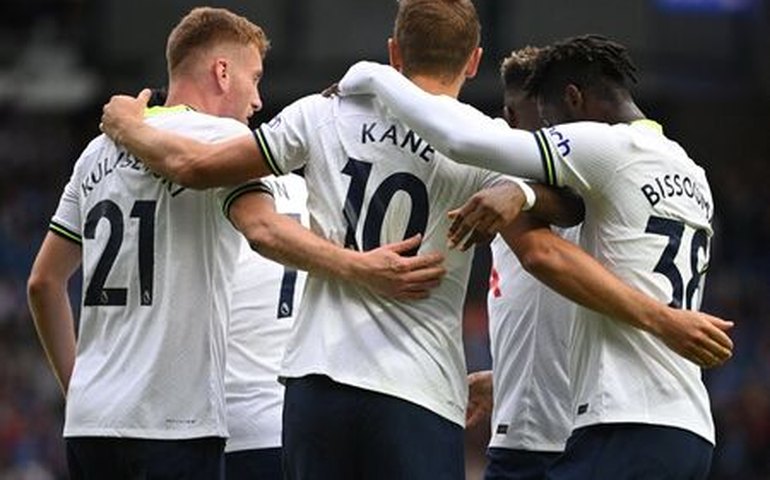 Com brasileiros no banco, Kane marca duas vezes e garante vitória do Tottenham