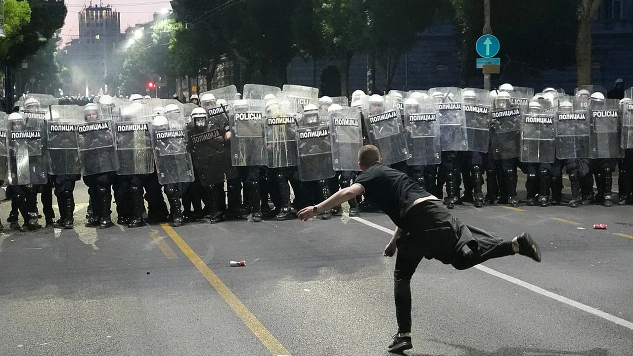 Manifestantes entram em confronto com a polícia após uma manifestação antigoverno na capital da Sérvia