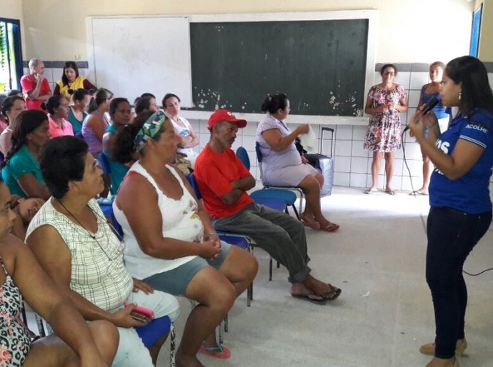 Anjos da Paz orientam pais e alunos do Conjunto Denisson Menezes