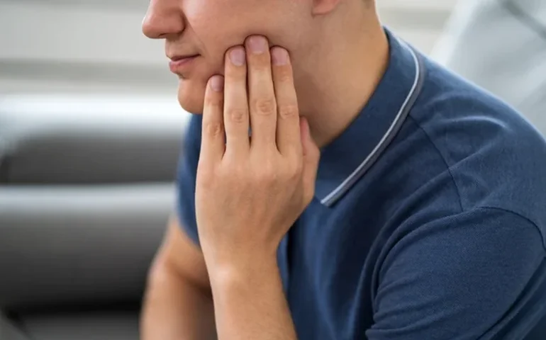 Por que o bruxismo tende a se intensificar no fim do ano? Como tratar?