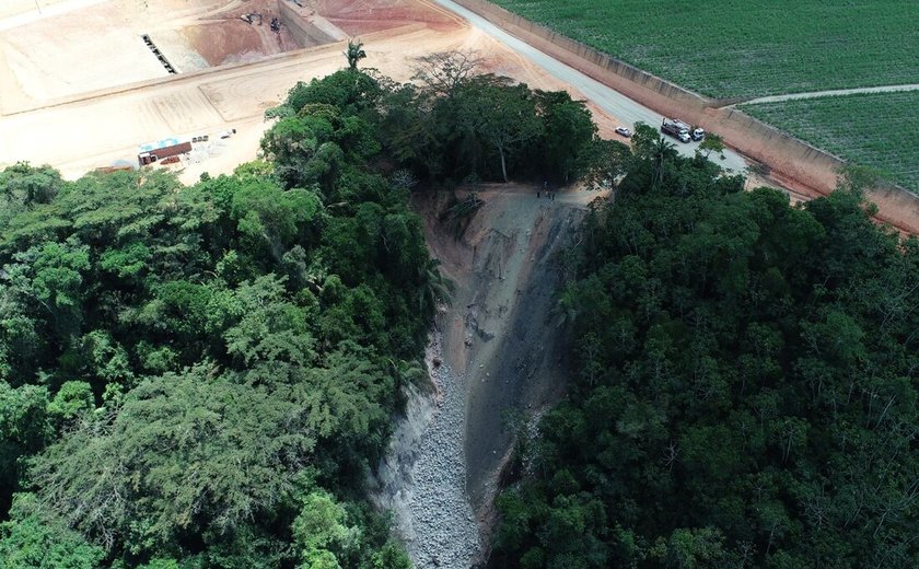 Operação atua construtora por aterrar nascentes, abrir crateras e suprimir árvores em área de proteção ambiental
