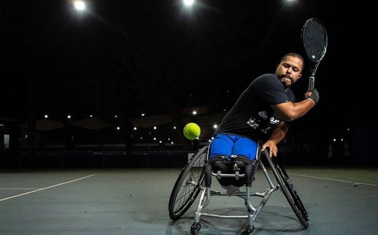 Cadeirante muda de vida com o tênis, surpreende com resultados e sonha com Paris