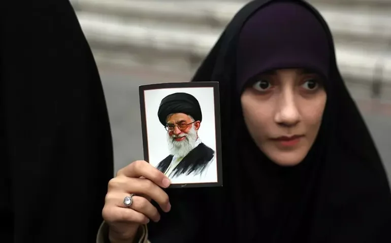 Ministro iraniano fala em 'desescalada' e diz que Khamenei está vivo